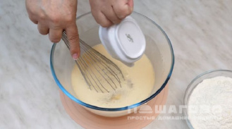 Фото приготовления рецепта: Блины на ряженке - шаг 1
