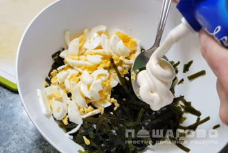 Фото приготовления рецепта: Салат из морской капусты с яйцами - шаг 3