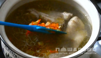 Фото приготовления рецепта: Куриный суп с лапшой - шаг 3