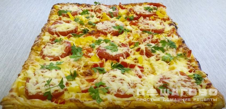Пицца с кусочками курицы и помидорами
