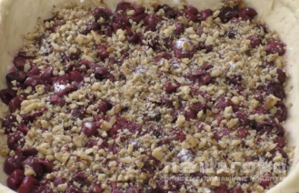 Фото приготовления рецепта: Осетинский пирог с вишней и грецким орехом - шаг 6