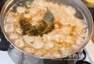 Фото приготовления рецепта: Овсяный суп с фрикадельками - шаг 3