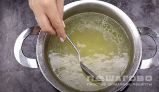 Фото приготовления рецепта: Сырный суп с жареной вермишелью - шаг 8