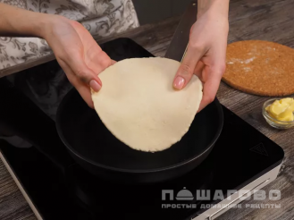 Фото приготовления рецепта: Рисовые лепешки (из рисовой муки на сковороде) - шаг 4