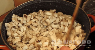 Фото приготовления рецепта: Жульен с курицей и грибами на сковороде - шаг 3