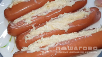 Фото приготовления рецепта: Сосиски с сыром - шаг 4