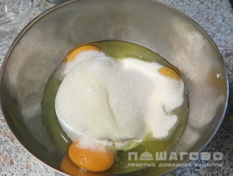Фото приготовления рецепта: Творожно манная запеканка Неженка на сковороде - шаг 1