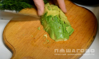Фото приготовления рецепта: Диетический салат с креветками и авокадо - шаг 2