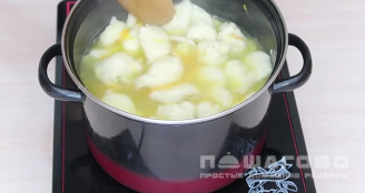 Фото приготовления рецепта: Суп с клецками на курином бульоне - шаг 12
