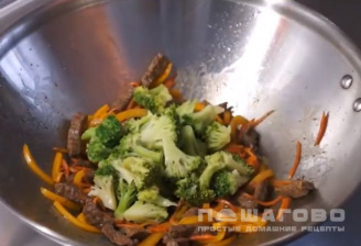 Фото приготовления рецепта: Тушеная говядина с овощами в соевом соусе - шаг 5