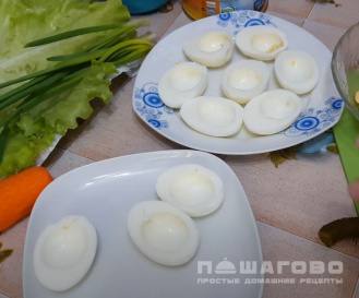 Фото приготовления рецепта: Фаршированные печенью трески яйца - шаг 2