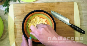 Фото приготовления рецепта: Вкусная окрошка на квасе - шаг 5