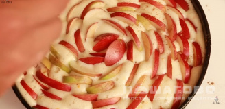 Фото приготовления рецепта: Яблочная шарлотка - шаг 13