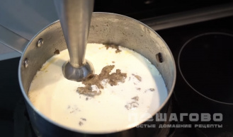 Фото приготовления рецепта: Грибной суп-пюре с плавленым сыром - шаг 5