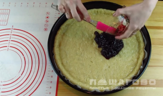 Фото приготовления рецепта: Постный пирог с вареньем - шаг 2