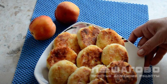 Фото приготовления рецепта: Сырники с персиками - шаг 9