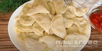 Фото приготовления рецепта: Вареники с сырым картофелем и салом - шаг 9