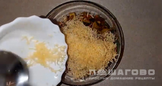 Фото приготовления рецепта: Рулет из сыра с грибами - шаг 8
