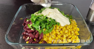 Фото приготовления рецепта: Салат с красной фасолью, кукурузой и сухариками - шаг 6