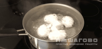 Фото приготовления рецепта: Котлеты с яйцом внутри - шаг 3