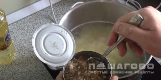 Фото приготовления рецепта: Суп с тушенкой, картошкой и вермишелью - шаг 6