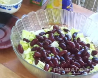 Фото приготовления рецепта: Салат с фасолью и пекинской капустой - шаг 2