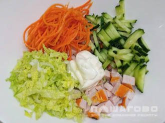 Фото приготовления рецепта: Салат из корейской моркови, курицы и пекинской капусты - шаг 3