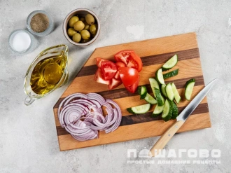 Фото приготовления рецепта: Салат греческий с сыром сиртаки классический - шаг 2