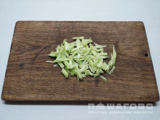 Фото приготовления рецепта: Салат сырой из огурцов - шаг 2