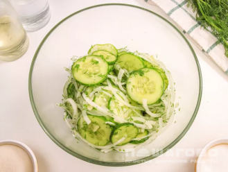 Фото приготовления рецепта: Салат из огурцов на зиму - шаг 3