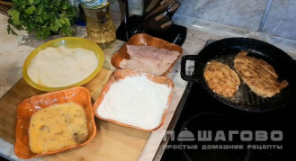 Фото приготовления рецепта: Шницель с грибным соусом - шаг 3