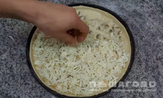 Фото приготовления рецепта: Пицца Жюльен с шампиньонами и копченой курицей - шаг 4