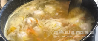 Фото приготовления рецепта: Суп с куриными фрикадельками - шаг 4