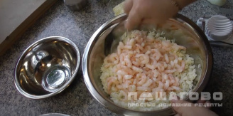 Фото приготовления рецепта: Салат с рисом, креветками и чесноком - шаг 8