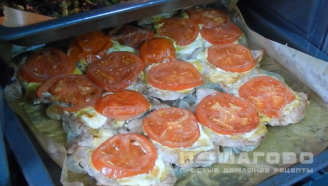 Фото приготовления рецепта: Свинина по-французски с сыром и луком - шаг 4