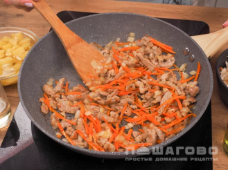 Фото приготовления рецепта: Бигус с картошкой и капустой - шаг 2
