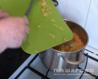 Фото приготовления рецепта: Щи с тушенкой из свежей капусты - шаг 3