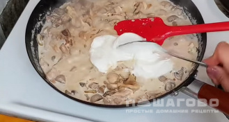 Фото приготовления рецепта: Жюльен из грибов и курицы - шаг 9