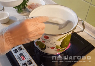 Фото приготовления рецепта: Куриный крем-суп со шпинатом и сливками - шаг 1