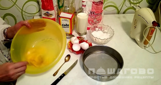 Фото приготовления рецепта: Блины на молоке с содой - шаг 1