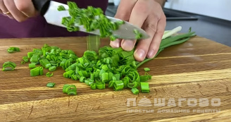 Фото приготовления рецепта: Салат из фасоли с сухариками - шаг 4