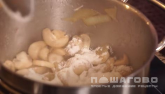 Фото приготовления рецепта: Крем-суп из шампиньонов со сливками - шаг 4