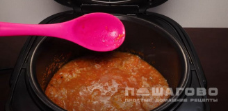 Фото приготовления рецепта: Ёжики в мультиварке с томатно мучной заливкой - шаг 12