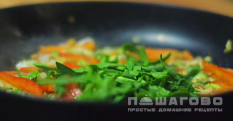 Фото приготовления рецепта: Рисовая лапша с овощами и соусом терияки - шаг 7