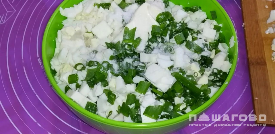 Фото приготовления рецепта: Бабушкины пирожки с сыром и яйцом - шаг 9