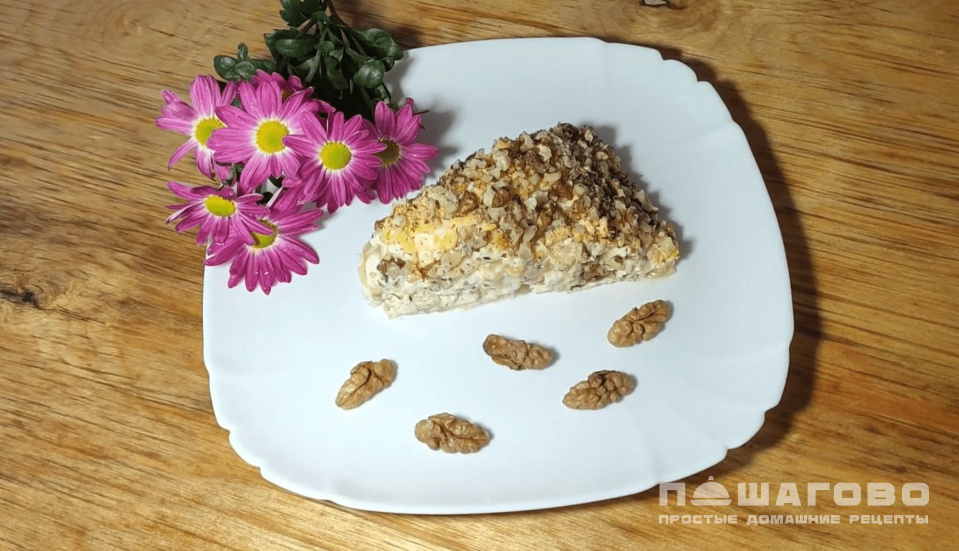 Фото приготовления рецепта: Салат с курицей и бананом - шаг 9