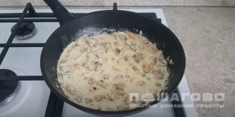 Фото приготовления рецепта: Мидии в сливочно-чесночном соусе - шаг 5