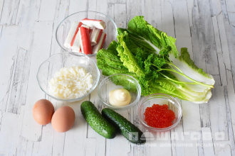 Фото приготовления рецепта: Крабовый салат с красной икрой и пекинской капустой - шаг 1