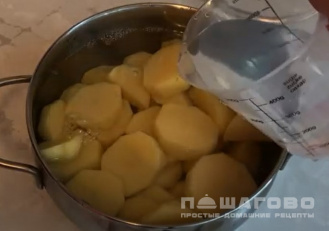 Фото приготовления рецепта: Вареные сосиски с картофельным пюре - шаг 1