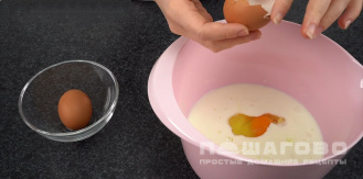 Фото приготовления рецепта: Воздушные оладушки на йогурте - шаг 2